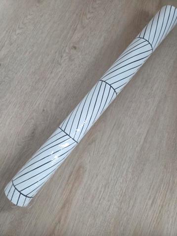 Modern wit behang met zwart lijnpatroon