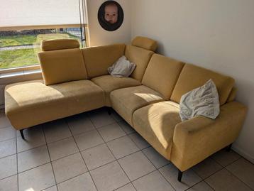 Comfortabele okergele hoekbank met verstelbare hoofdsteunen