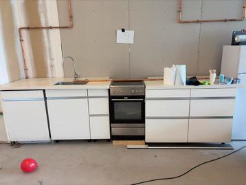 Keuken met oventje en vaatwasser