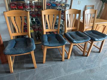 Gratis 4 stoelen met lederen zitting