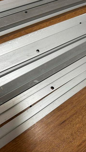 DEZE WEEK OPHALEN: Tientallen meters schilderijophangsysteem