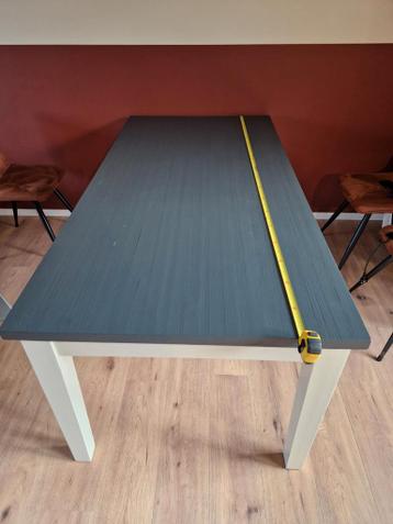 Eettafel met donkergrijs blad en lichte poten gratis