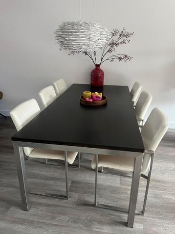 Eettafel met zes leren stoelen van Goossens