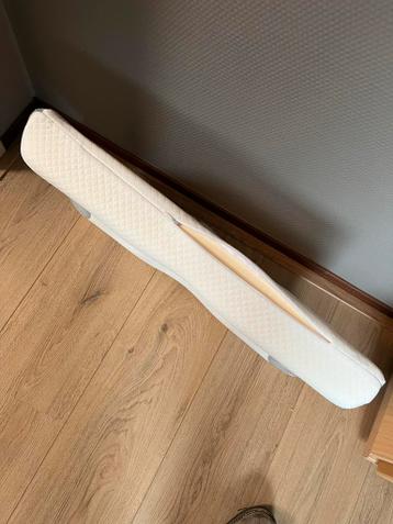 Wit kussen met grijze accenten