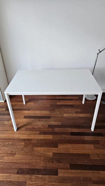 Gratis twee Ikea Melltorp tafels