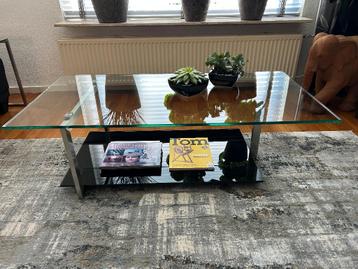 Glazen salontafel met bijbehorende bijzettafel