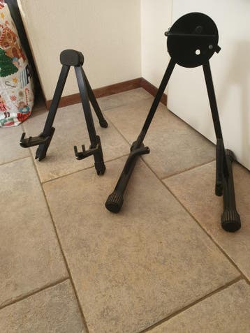 Een Bas- en een gitaarstandaard te koop