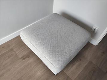 Beige poef / hocker gratis af te halen.