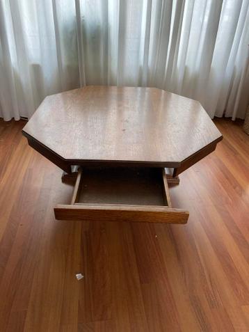GRATIS: Opknapper! Eikenhouten 8-hoekige salontafel