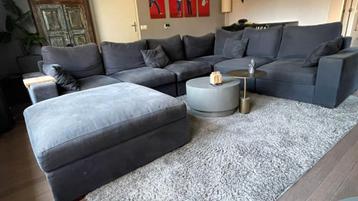 Hoekbank uit losse onderdelen en hocker