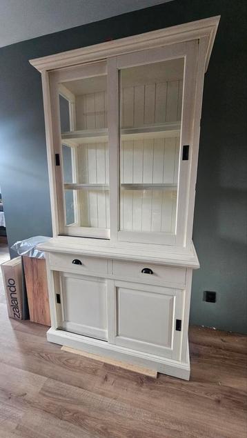 Crèmekleurige vitrinekast schuifdeuren gratis ophalen zsm