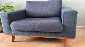 Blauwe loveseat met houten pootjes, dit weekend gratis
