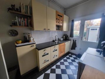 Complete keuken met bovenkasten en zwart werkblad