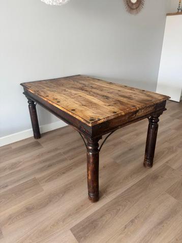 Gratis robuuste houten eettafel voor 4 personen
