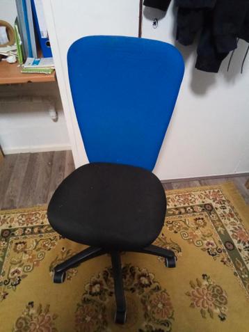 Blauwe en zwarte bureaustoel