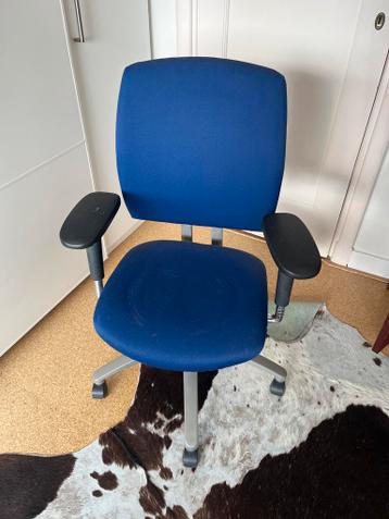 Blauwe bureaustoel