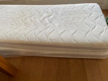 Twee eenpersoons matrassen 90x200x20cm