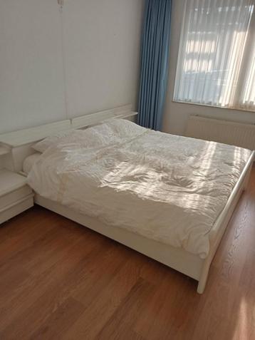 Wit tweepersoonsbed met nachtkastjes 200x180