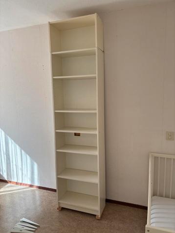 Hoge witte boekenkast met verstelbare planken