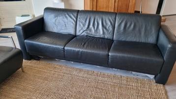 Lederen driezitsbank en twee fauteuilles