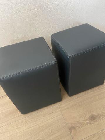 Gratis halen - 2 grijze rechthoekige imitatieleren poefjes