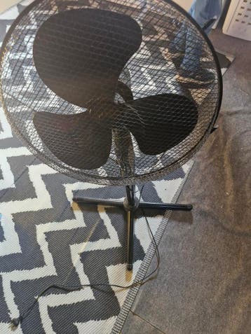 Zwarte ventilator op statief