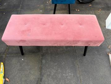 Roze en blauwe fluwelen bankjes