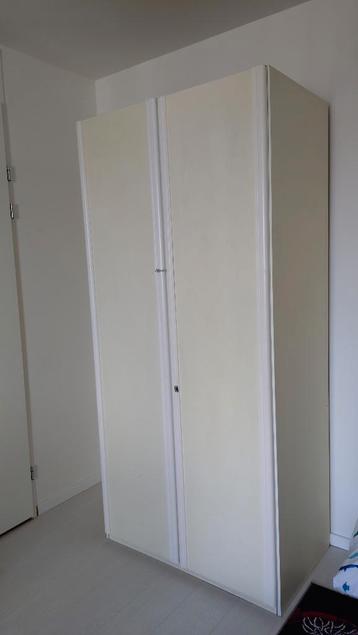Bijna gratis: kledingkast wit, met hanggedeelte en planken