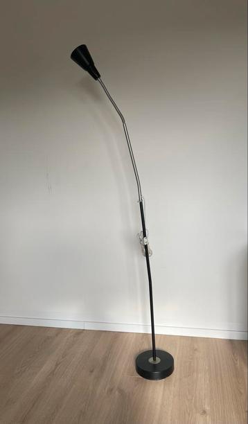 Gratis op te halen: Zwarte vloerlamp met flexibele arm