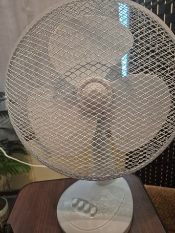 Witte tafelventilator