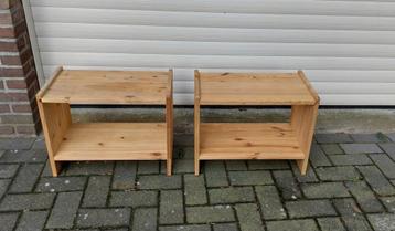 2 Grenen bijzettafels / nachtkastjes gratis