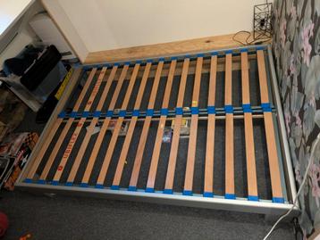 Bedframe 140x200 cm met lattenbodems (gratis af te halen)