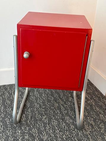 Rood nachtkastje met metalen onderstel