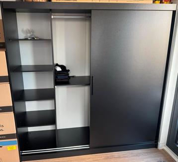 Zwarte kledingkast met schuifdeuren - 3 jaar oud