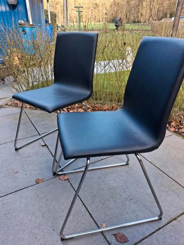 Twee zwarte stoelen met metalen onderstel