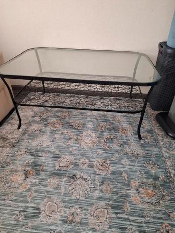 Glazen salontafel met metalen onderstel