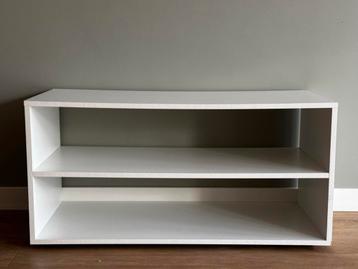 Wit kastje met twee planken