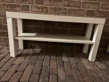 Wit tafeltje met gebruikerssporen