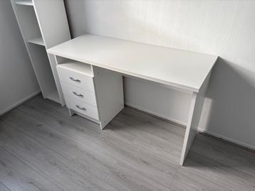 Wit bureau met 3 lades en opbergvak