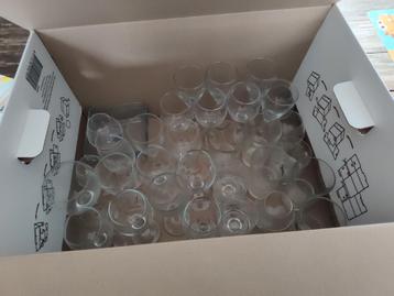 Diverse glazen en 2 schaaltjes