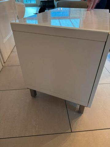 Wit kastje met glazen blad - Gratis