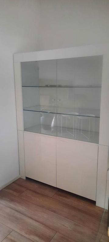 Gratis: Moderne witte vitrinekast van MDF (170x123 cm)