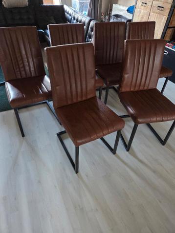 Bijna gratis: 6 Eetkamerstoelen met gebruikerssporen