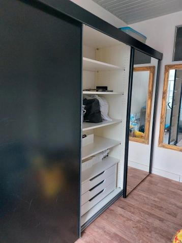 Grote 3-deurs linnenkast met schuifdeuren -