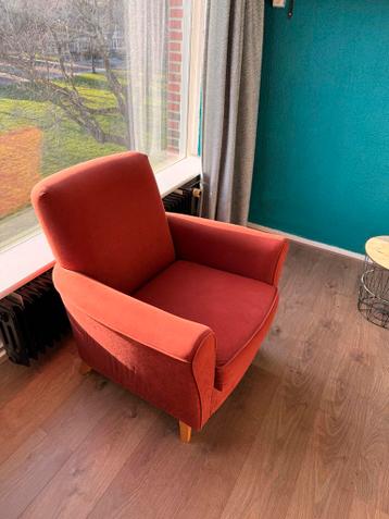 Comfortabele fauteuil in terracotta kleur