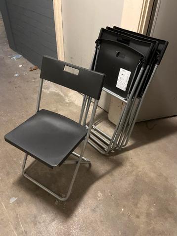 4 gratis zwarte klapstoelen
