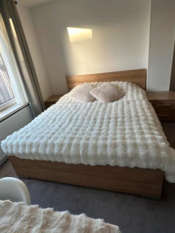 Gratis! Complete slaapkamer: bed, kledingkast, nachtkastjes