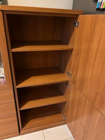 Kersen kast met legplanken gratis af te halen