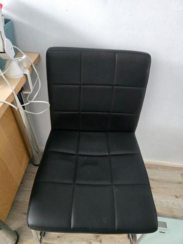 4 eetkamer stoelen waar 1 lichte beschadiging hebt