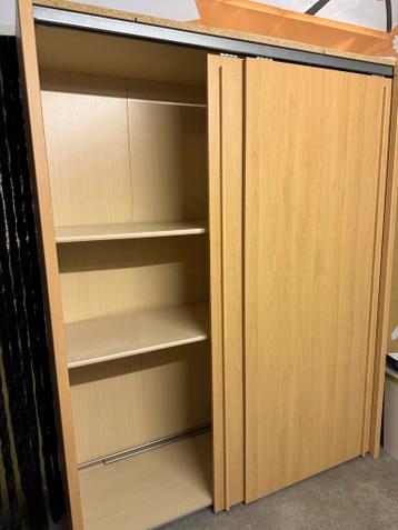 Kast met schuifdeuren en planken